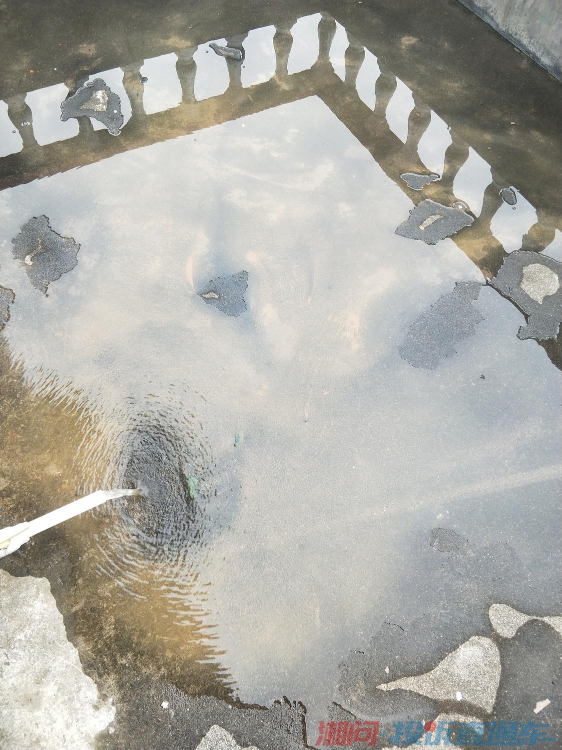 水箱放出来的水都是黄色的,地上都是水带出来的泥巴
