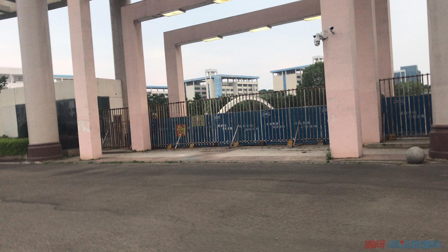 这是之前拍摄的已经封闭的湖南理工学院大门,现在大门关的更严实