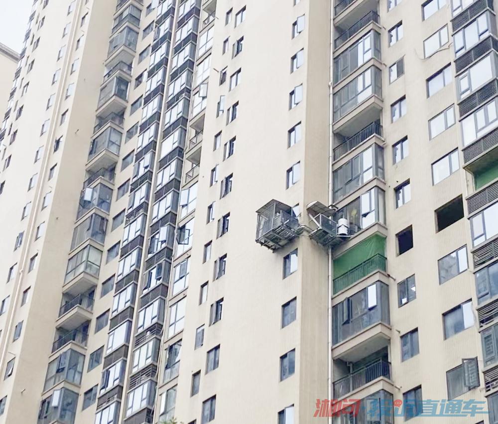 小区业主改变建筑外立面,涉嫌违法搭建违章铁棚 投诉直通车_湘问投诉直通车_华声在线