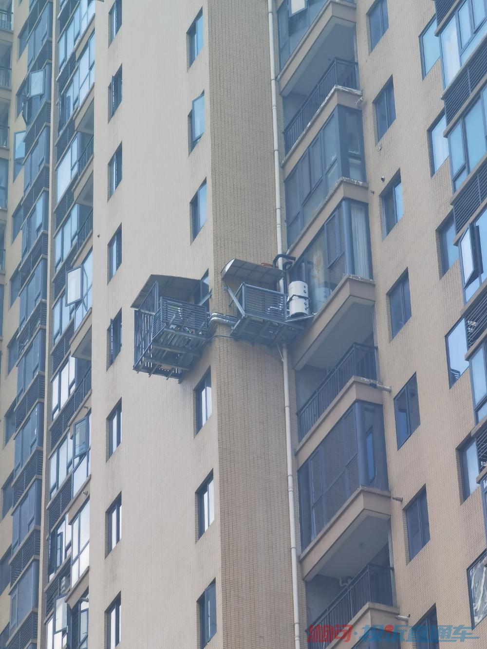 小区业主改变建筑外立面,涉嫌违法搭建违章铁棚 投诉直通车_湘问投诉直通车_华声在线