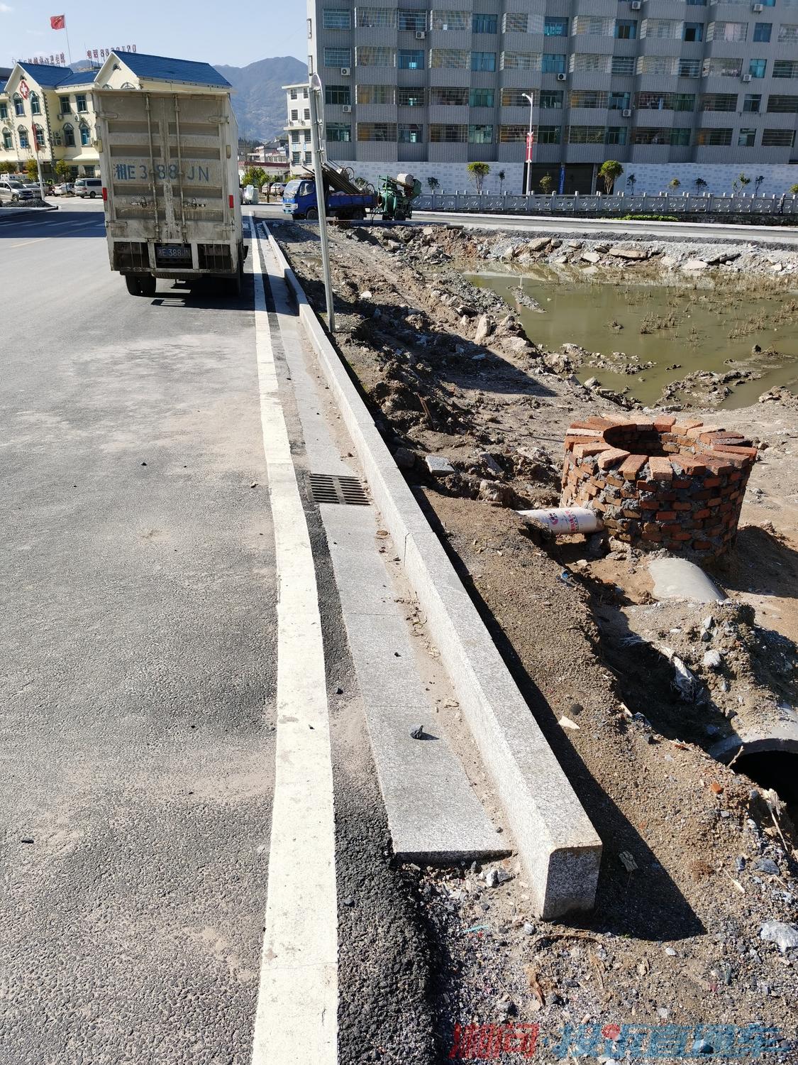 隆回县金石桥镇政府占用金桥村9组农田修建道路