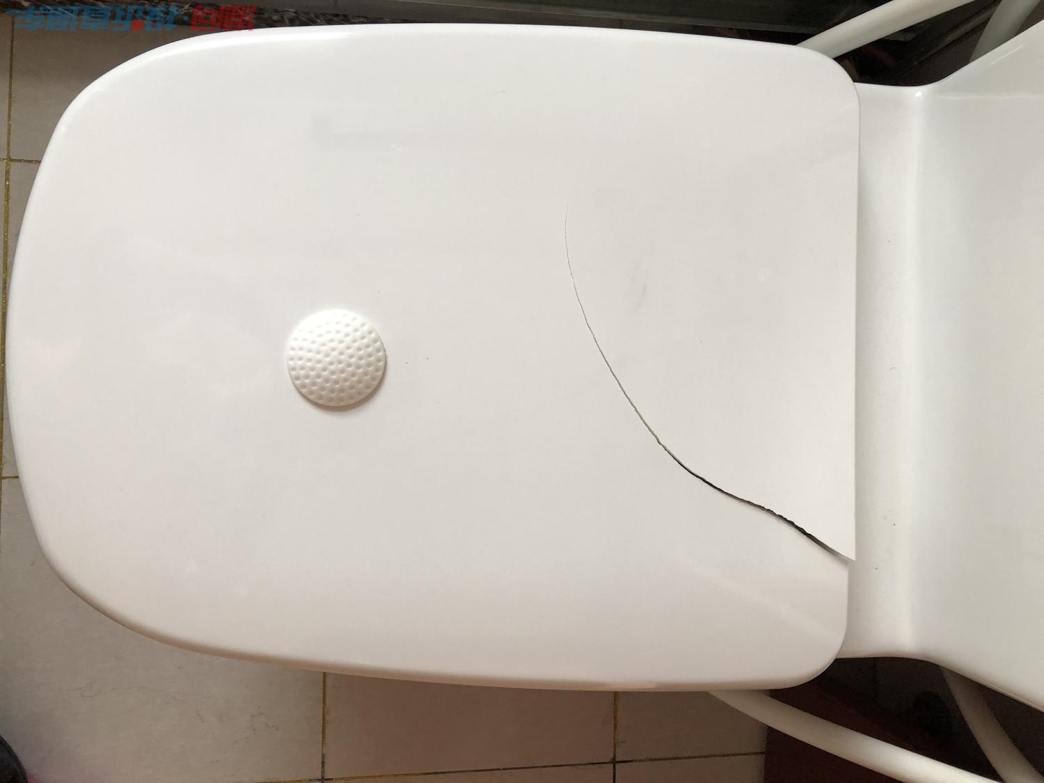 惠达卫浴马桶盖2年自动开裂3个