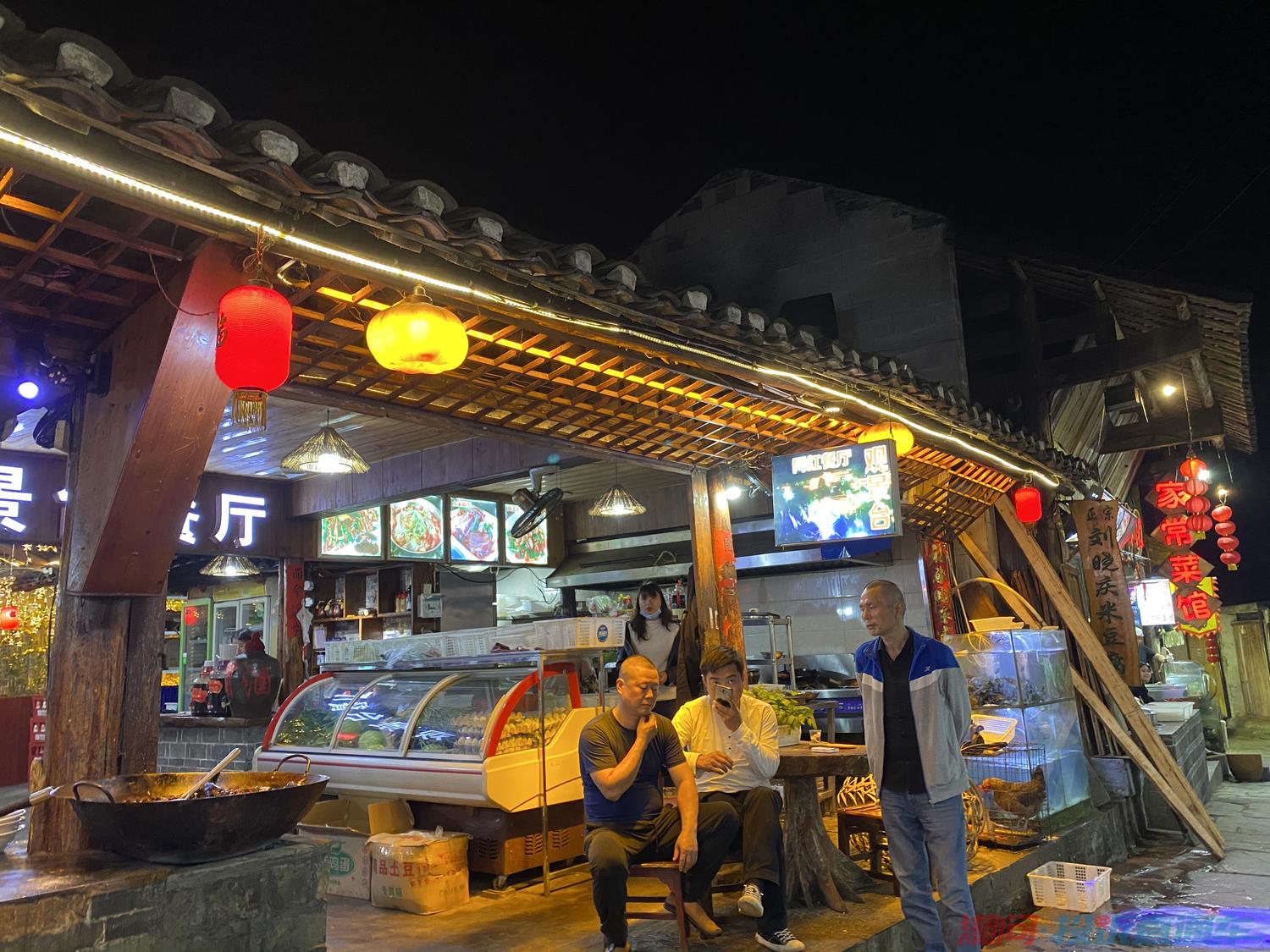 芙蓉镇景区网红餐厅吃螺蛳吃出大量泥不予处理