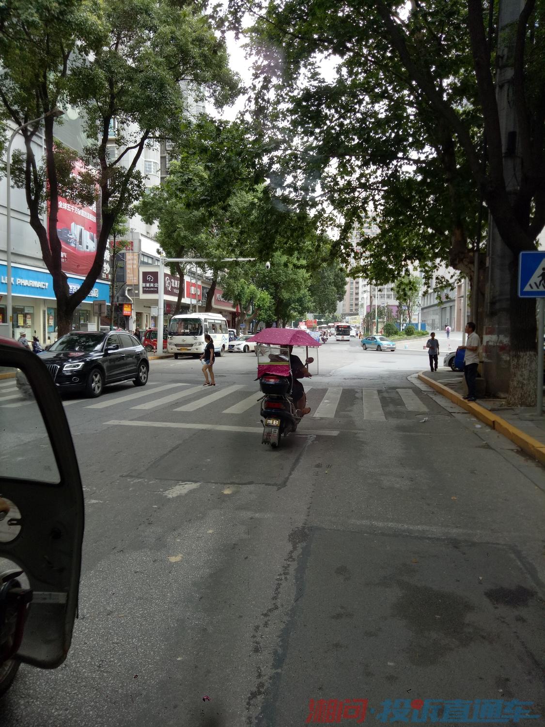 岳阳市云梦路部分道路标识不清,导致双行变单行逆行