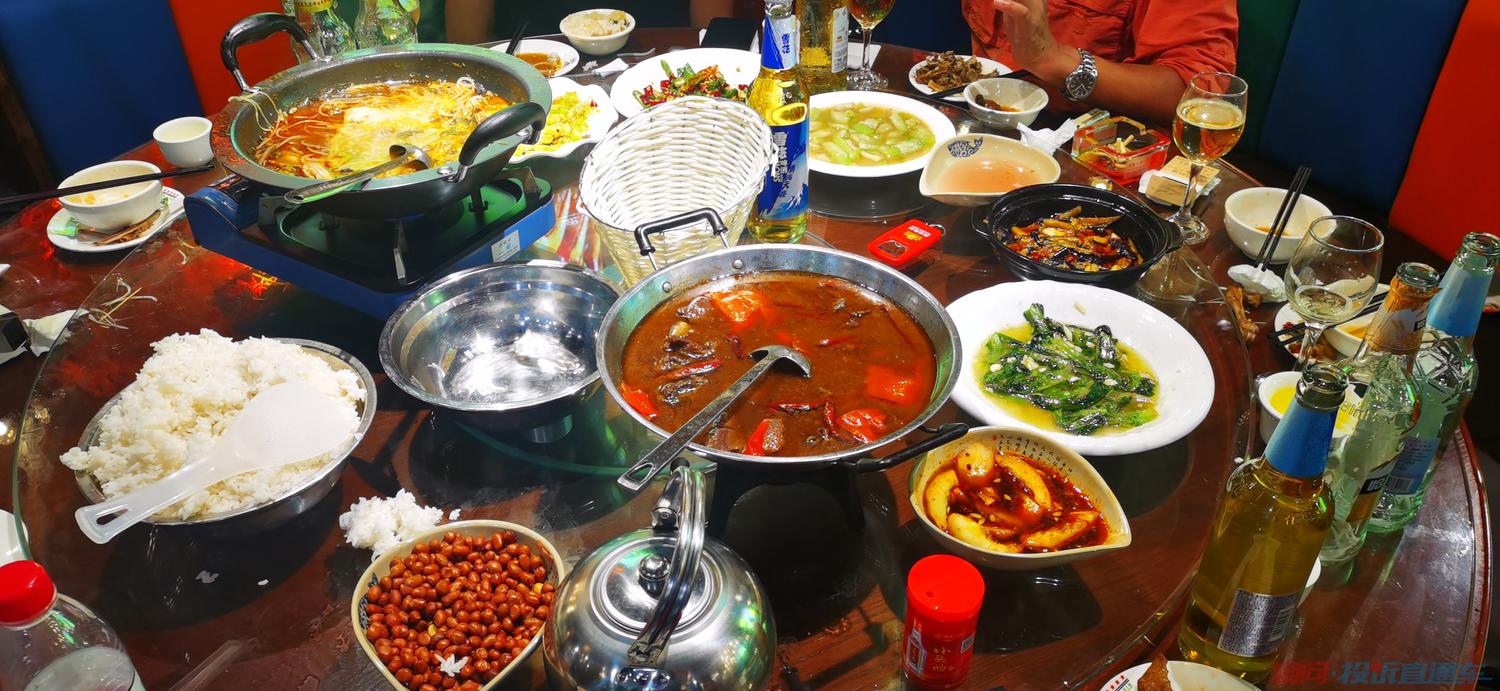 一桌菜以素为主,荤菜茶油鹅,石锅鱼和青椒牛肉丝