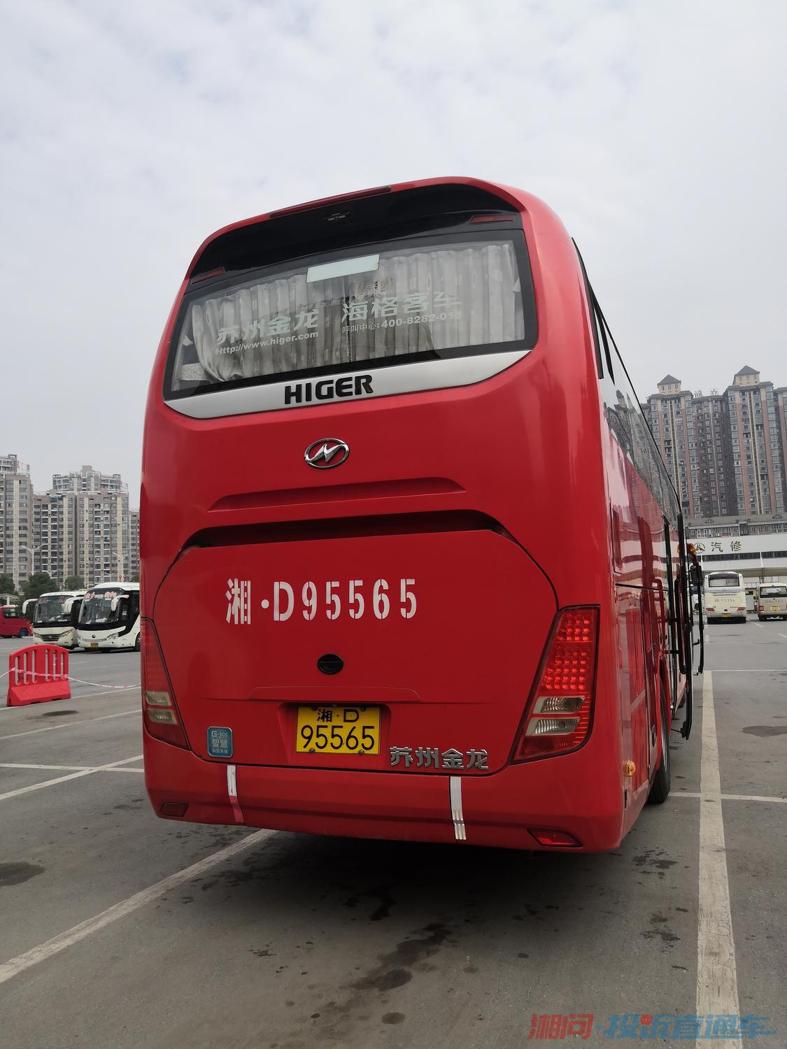 红色的车是车站的缓客之计,实际上只是让我们坐了会儿,然后又换车