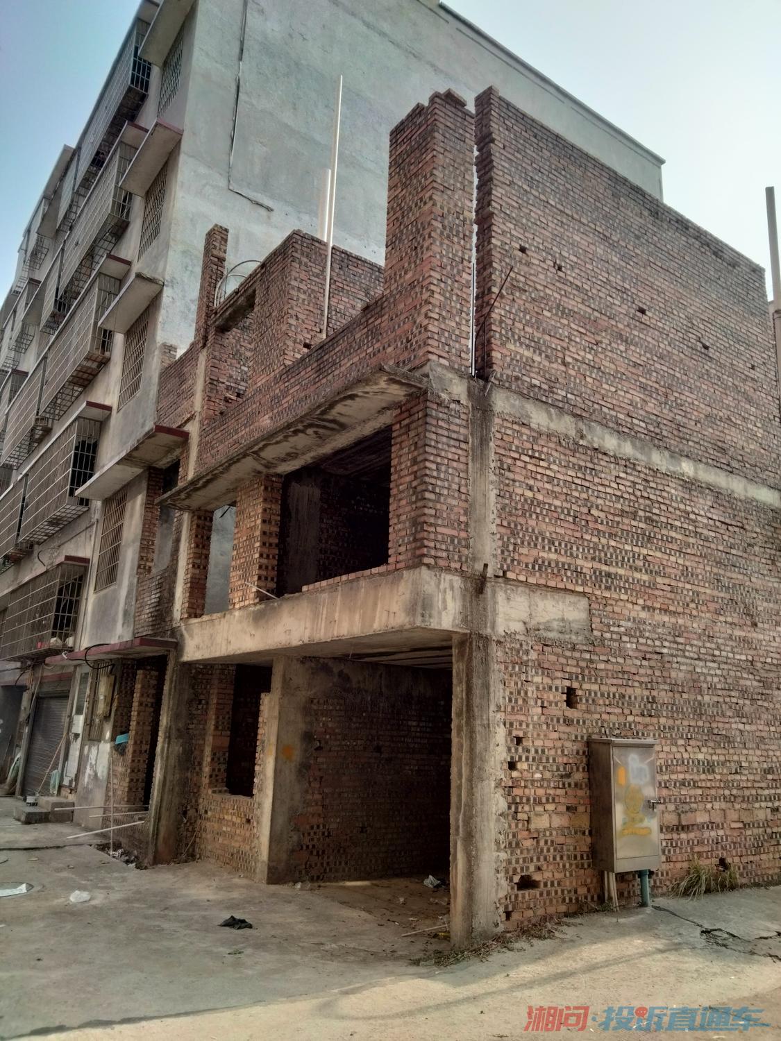 越高的三至五层都是违法建筑变成合法建筑所得征收款,能顺利建好五层楼。为什么强拆我过渡房不给钱?