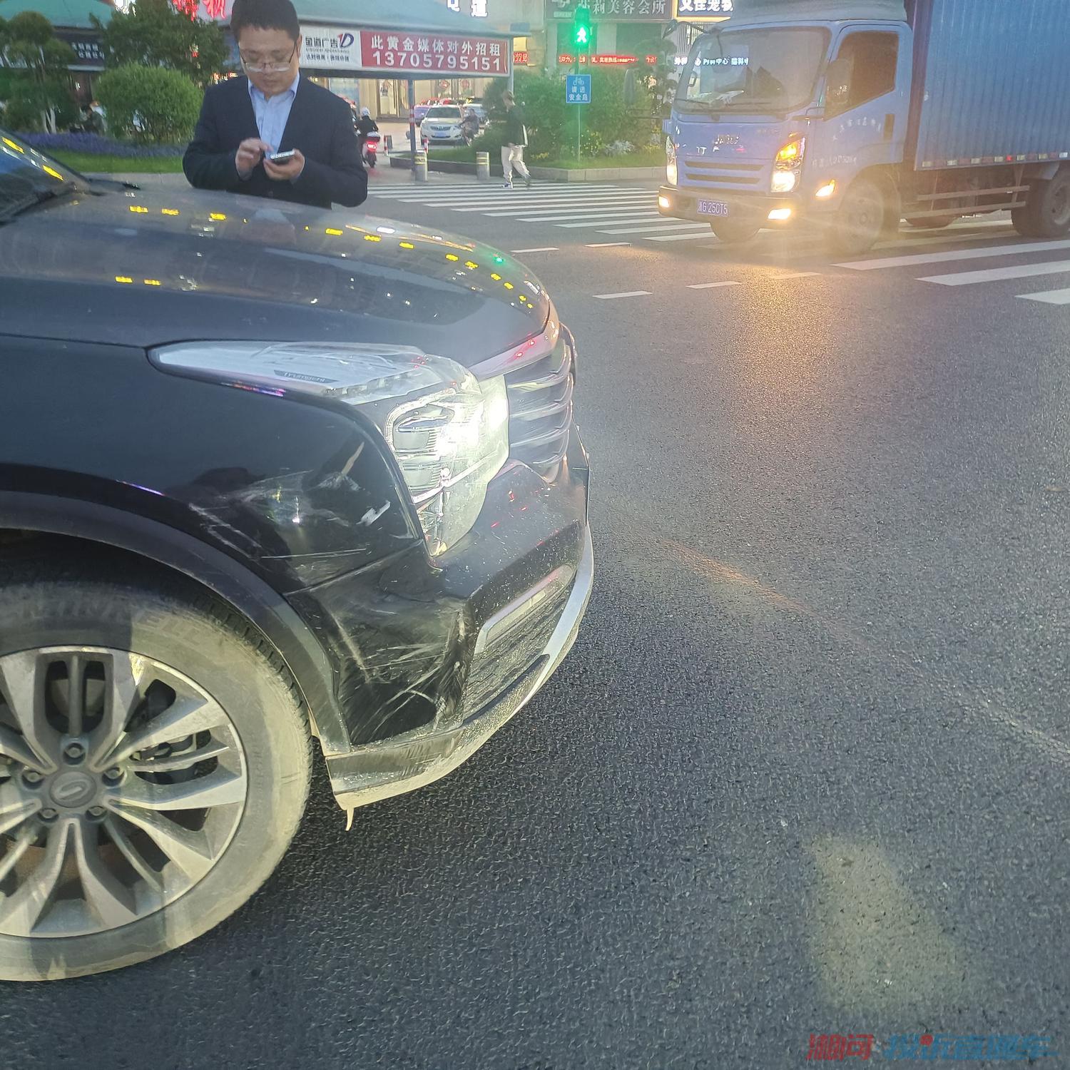 两辆车同时左转,左边车辆撞上我右边车辆 投诉直通车_湘问投诉直通车_华声在线