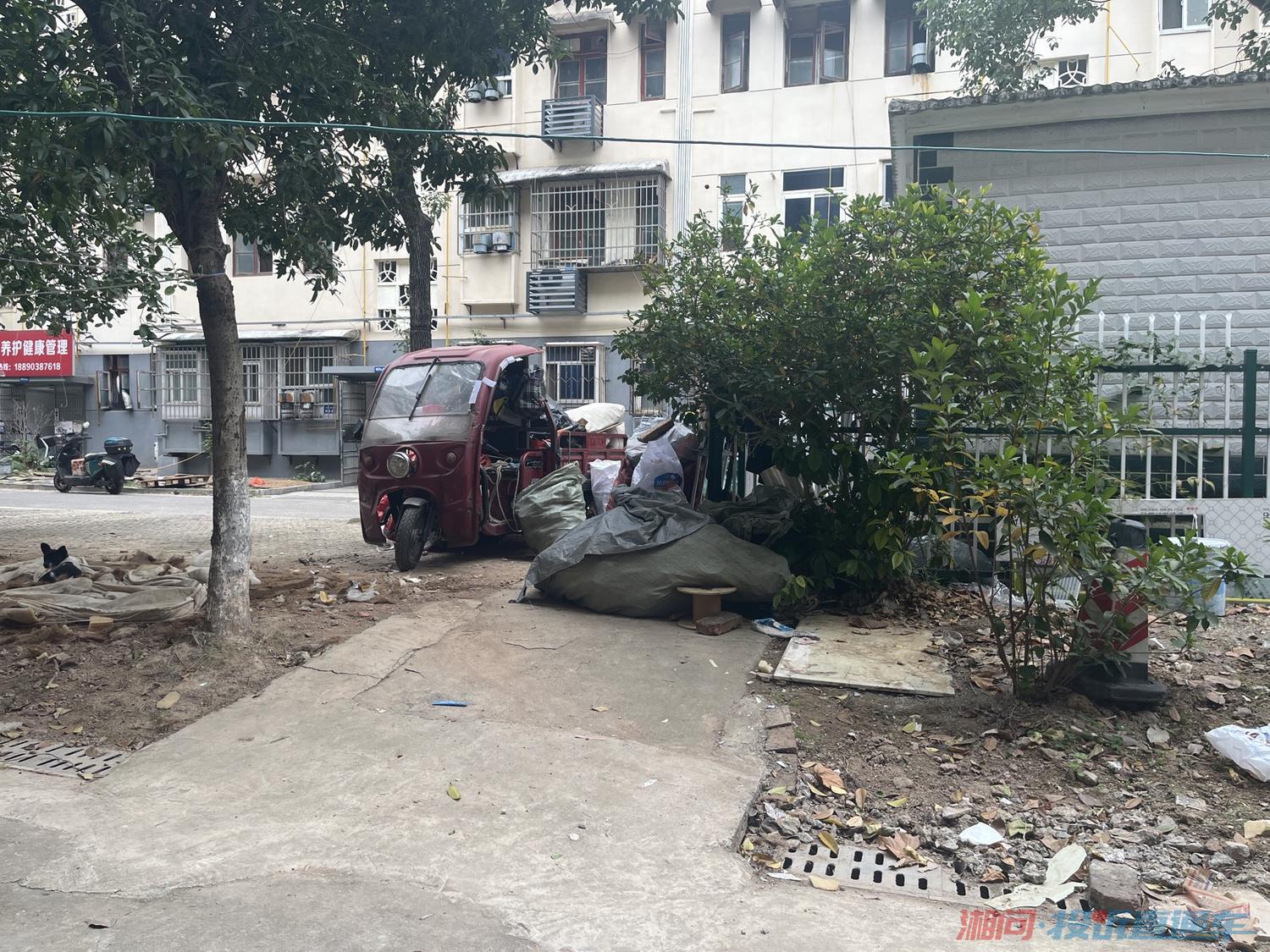 航天二期404栋某70岁业主占据配电箱周围存废品 距离不足3米