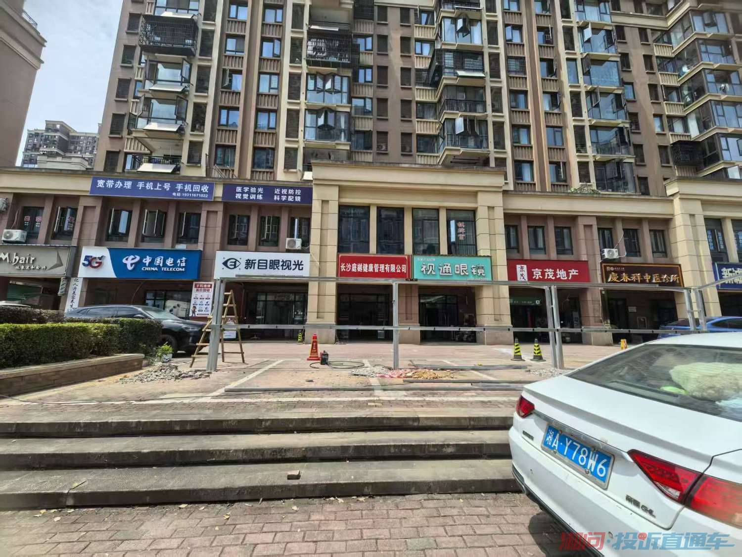 物业违规占用公共停车位强建摩托车充电桩
